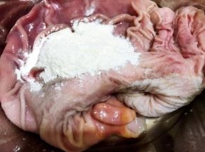 先加入面粉反复抓洗掉表面的黏液，去除掉里面的肥油