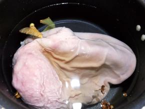 锅里加入清水，姜片，花椒粒，料酒放入猪肚焯水，滚开后再煮3分钟即可