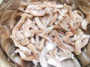 把做好的脆肚用清水反复淘洗直到表面没有油花
再用清水浸泡去掉碱味，期间要换2次水（夏天请放入冰箱冷藏浸泡），浸泡时间不固定，以肚条尝起来没有碱味即可
去除掉碱味的脆肚沥水放入保鲜袋里，放入冰箱冷冻2个小时后再放入冷藏，就可以随时拿出来食用了