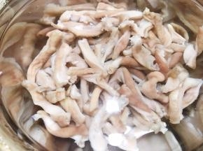 把做好的脆肚用清水反复淘洗直到表面没有油花
再用清水浸泡去掉碱味，期间要换2次水（夏天请放入冰箱冷藏浸泡），浸泡时间不固定，以肚条尝起来没有碱味即可
去除掉碱味的脆肚沥水放入保鲜袋里，放入冰箱冷冻2个小时后再放入冷藏，就可以随时拿出来食用了