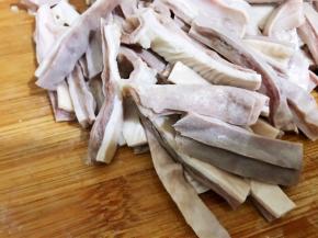 改刀成条，肚条不要切的太细不然后面开水一冲就会溶掉，一指宽最好