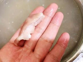 水温降下来后，捞一个肚条咬一下能轻松咬断即可
（只有用咬才能更好的判断肚条是否成熟，之前我用手指掐都不太准确）
如果咬下去还咬不断，就需要再次烧一锅开水烫一次，但是第二次烫的时候就需要随时观察，以免肚条被溶掉口感不好