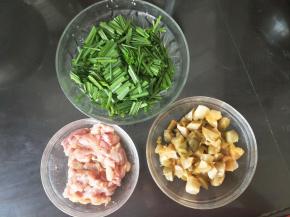 猪肉洗干净切成薄片，加入适量盐、5克酱油、1克淀粉，几滴料酒，搅拌均匀后腌20分钟；
韭菜冲洗干净后切成小段；榨菜是买的包装的，有点微辣，倒出来冲洗两遍备用。