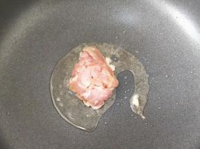 不粘锅放适量食用油，然后倒入腌好的猪肉，大火快速翻炒均匀，至猪肉变色。