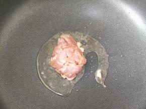 不粘锅放适量食用油，然后倒入腌好的猪肉，大火快速翻炒均匀，至猪肉变色。