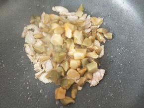 接着倒入榨菜，继续大火快速翻炒片刻。