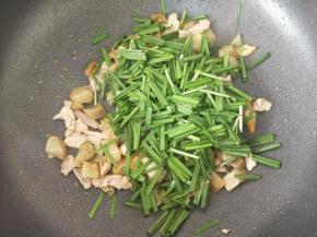 最后倒入韭菜段，快速翻炒12秒左右即可出锅。