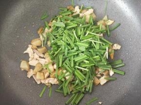 最后倒入韭菜段，快速翻炒12秒左右即可出锅。