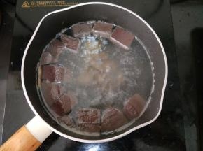 小锅重新放水烧开，然后倒入鸡血和鸡肝，水开后再煮一分钟。