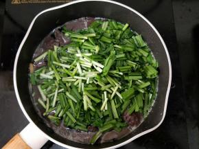 然后倒入韭菜段。