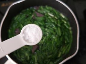 再加入适量盐调味，搅拌一下即可出锅。