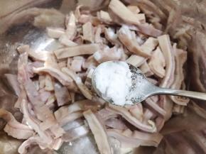 加入食用碱，今天我用了勺子里的量2倍，用手把肚条和碱反复抓匀，抓匀后等待10分钟，这时候可以烧一锅开水