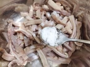 加入食用碱，今天我用了勺子里的量2倍，用手把肚条和碱反复抓匀，抓匀后等待10分钟，这时候可以烧一锅开水