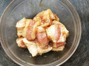 五花肉洗干净切成小块，加入蚝油、料酒、孜然粉、胡椒粉、酱油和适量盐，搅拌均匀后腌几个小时或是放到冰箱冷藏一夜。