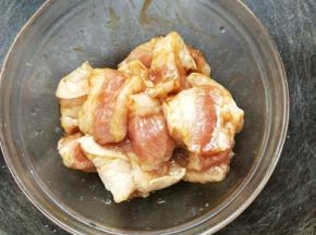 五花肉洗干净切成小块，加入蚝油、料酒、孜然粉、胡椒粉、酱油和适量盐，搅拌均匀后腌几个小时或是放到冰箱冷藏一夜。