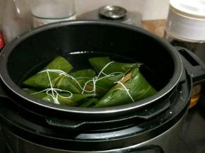 全部包好的三角粽放到压力锅煮45-60分钟，待泄压阀落下就可以开锅了。