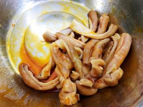 脆肚用盐，鸡粉，大蒜水，红油，芝麻油拌匀