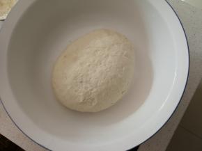 先和面  软硬适中即可  放一旁醒面