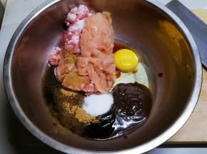 与五花肉糜混合  盆中放入生鸡蛋  耗油 甜面酱  生抽  盐 十三香粉
