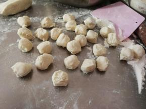 醒好之后的面轻柔 分成小剂子