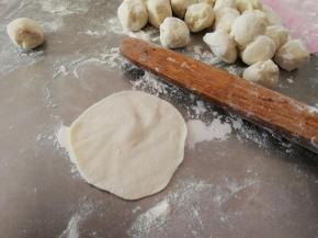 每个小剂子擀成圆形