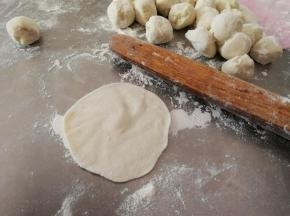 每个小剂子擀成圆形