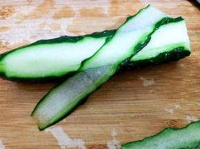黄瓜用削皮刀削成薄片