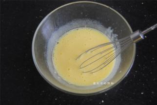 3，蛋黄里加入牛奶和玉米油拌匀