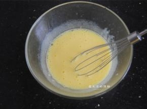 3，蛋黄里加入牛奶和玉米油拌匀