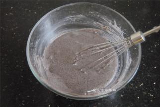 过筛入黑米蛋糕粉，拌匀，最后的状态成丝带状飘下