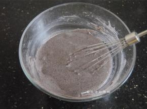 过筛入黑米蛋糕粉，拌匀，最后的状态成丝带状飘下