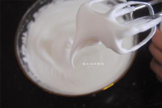 5，蛋白加入细砂糖打发成大弯钩状