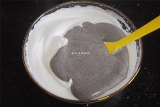 取1/3进入蛋黄糊里拌匀，再倒入蛋白内，翻拌均匀