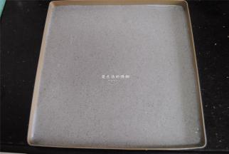 将蛋糕放入烤箱中层烤制28-30分钟取出放凉