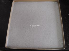 将蛋糕放入烤箱中层烤制28-30分钟取出放凉