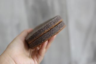 9，用脱模刀划四周，将蛋糕胚脱模，准备好学厨的6寸慕斯模，直接扣下合适的蛋糕片，再稍修剪小一些。