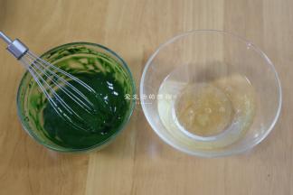 准备好抹茶慕斯的材料，吉利丁片先剪小加冰水浸泡至软，抹茶粉加入热水拌匀成细腻状