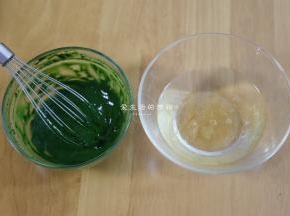 准备好抹茶慕斯的材料，吉利丁片先剪小加冰水浸泡至软，抹茶粉加入热水拌匀成细腻状