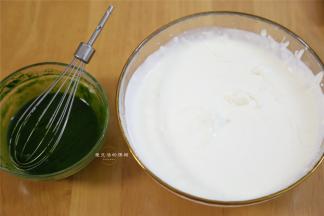 将淡奶油加入细砂糖B打发到出现微微纹理的状态，吉利丁片捞出沥干水隔水融化后加入抹茶糊里拌匀。