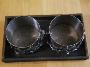 先把一片蛋糕片放入模具内，倒入适量的慕斯糊