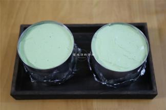 再放上一片蛋糕片，倒入剩余的慕斯糊，冷藏过夜即可