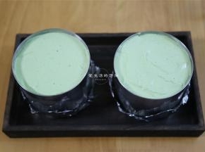 再放上一片蛋糕片，倒入剩余的慕斯糊，冷藏过夜即可