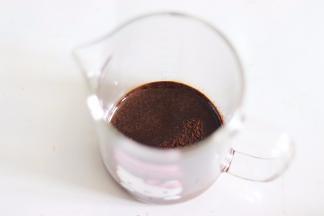 咖啡和热牛奶混合，搅匀后放置冷却。