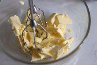 黄油切成小块后，再放置室温软化，软化程度到可以轻易的摁压无硬心即可，注意如果天热室温较高的话，不要软化的太软。