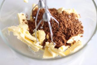 倒入红糖，先把糖和黄油先混合一下，再开启打蛋器，否则容易飞溅。