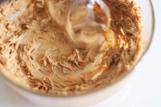 用电动打电器，打发到黄油蓬松的状态。