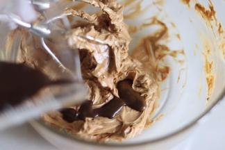 分次加入浓的咖啡奶液，也可以边用电动打蛋器，一边倒入液体，需要融合后再倒。