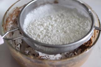 筛入低筋面粉。