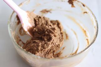 用刮刀压拌到无干粉即可。