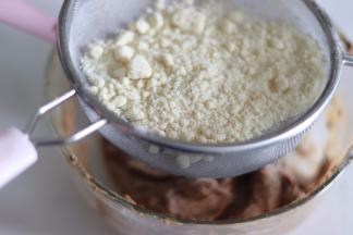 杏仁粉和盐同样过筛。